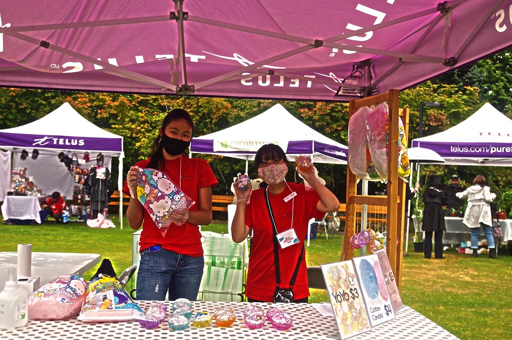 日系祭りでは綿菓子、ヨーヨーも販売。Photo © the Vancouver Shinpo