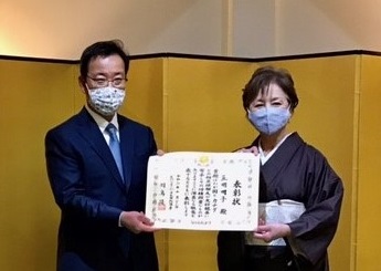 羽鳥隆総領事より『在外公館長表彰』の表彰状を受け取った五明明子さん　Photo courtesy of Consulate-General of Japan in Vancouver