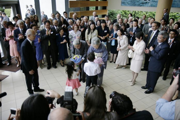 両陛下にはグラッドストーン日本語学園の生徒より歓迎の花束が贈られた。Photo courtesy of Nikkei National Museum & Cultural Centre