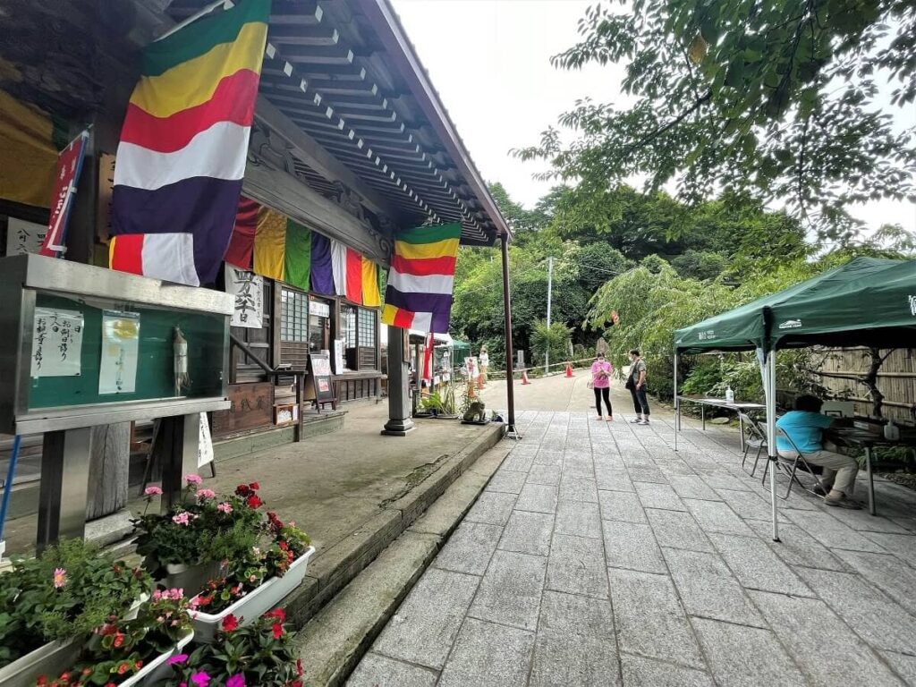 「ひがし茶屋街」のすぐ横の通りをまっすぐ進み、階段をのぼった先にある「長谷山観音院」。Photo courtesy of Pongyi