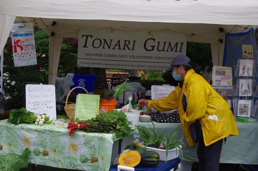 隣組はマスクや料理本、日本の野菜などを販売。©the Vancouver Shinpo