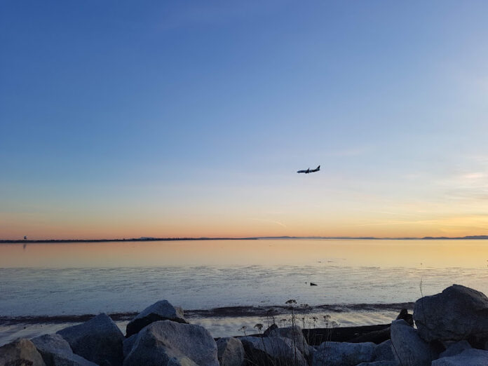 バンクーバー空港に到着する飛行機。©The Vancouver Shinpo