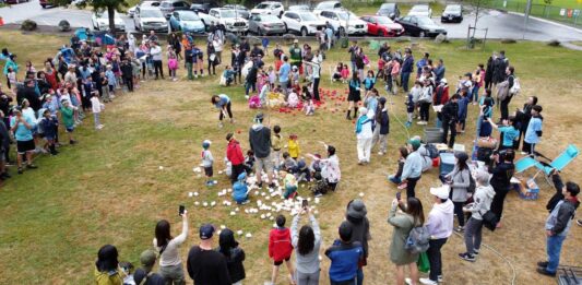 運動会クライマックスの玉入れ。2023年6月18日、バーナビー市Ron Mclean Park。写真：グラッドストーン日本語学園