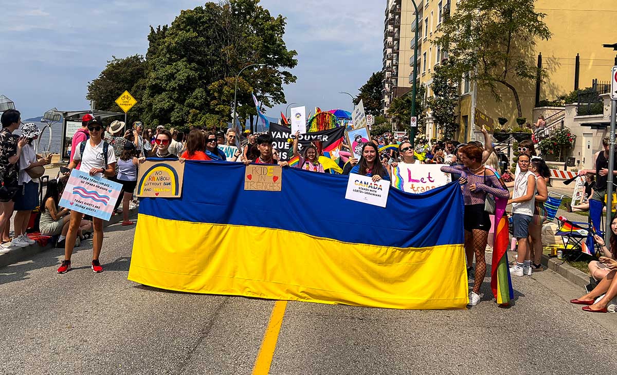 プライドパレードで、ウクライナの国旗を持って行進。2023年8月6日、バンクーバー市。Photo by Koichi Saito
