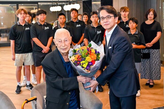 花束を受け取る上西ケイ氏（左）と丸山総領事。2023年8月14日、バンクーバー市内。Photo by Koichi Saito