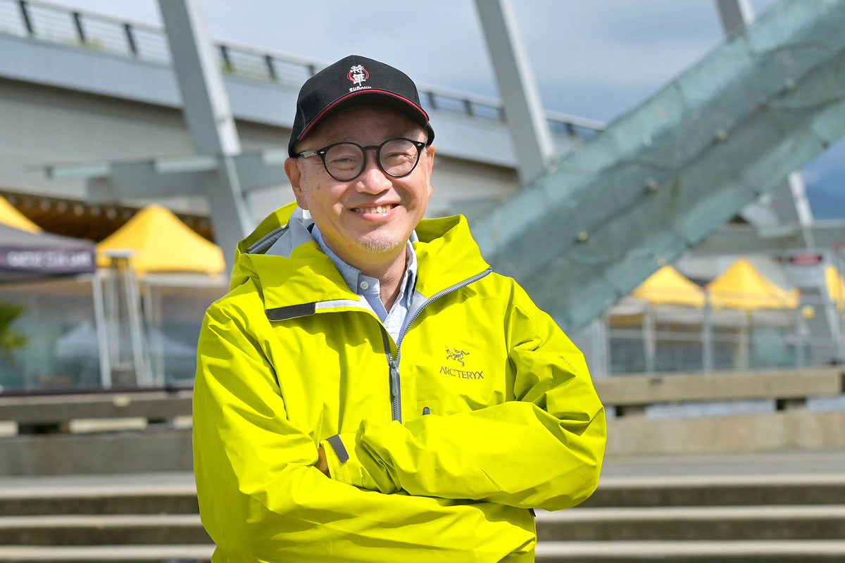 原田徹監督、2010年バンクーバー五輪聖火台の前で。2022年5月29日。Photo by Saito Koichi