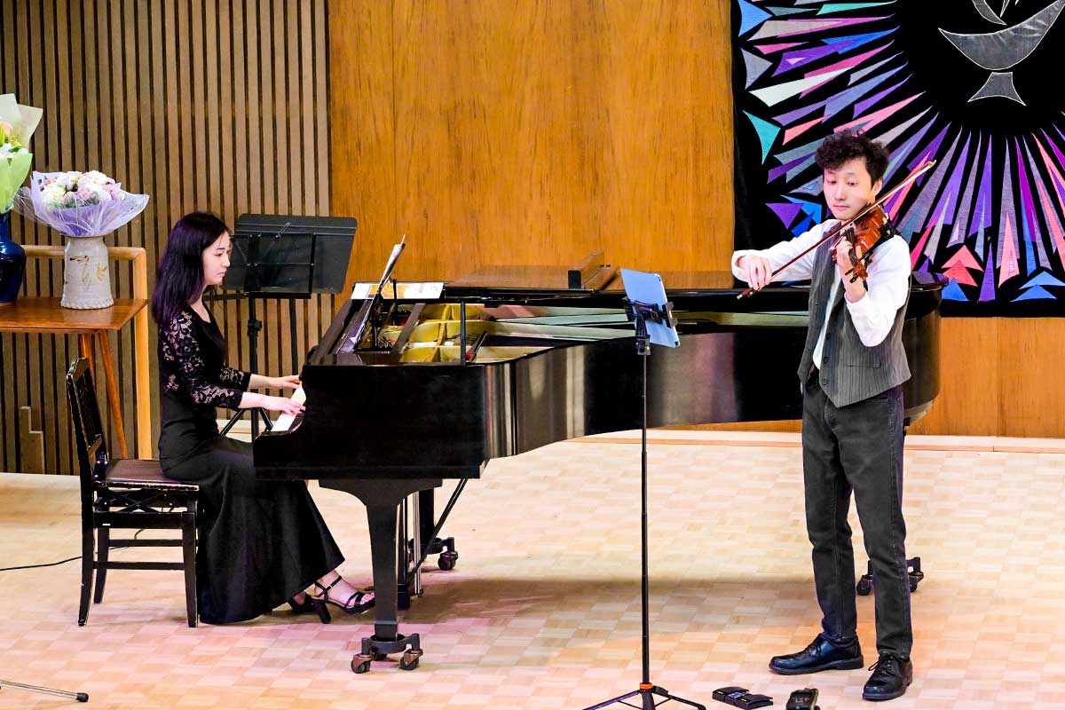 早借星良氏のピアノとIsaac Zee氏のヴァイオリンのデュオ。Photo by Koichi Saito/Japan Canada Today