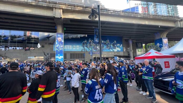 NHLプレーオフ第2ラウンド初戦、バンクーバー・カナックスファンが集まったロジャーズ・アリーナ前。バンクーバー市。Photo by Koichi Saito