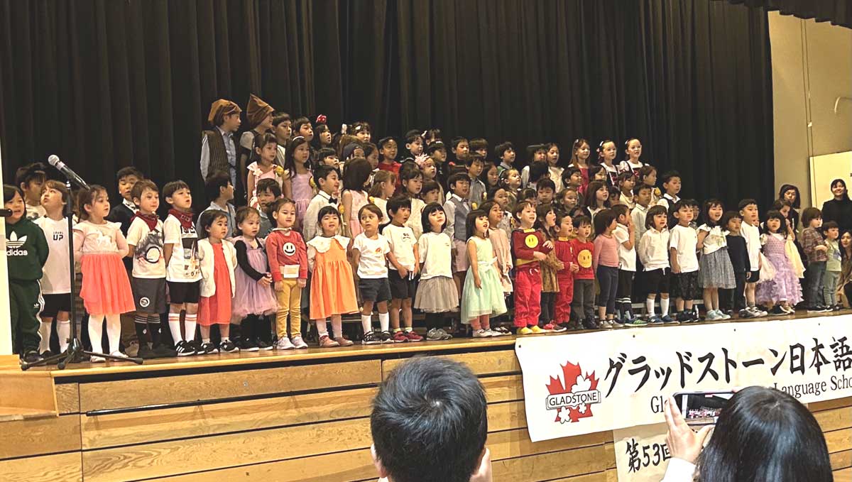 3歳児から1年生までの全員で「小さな世界の歌と手話」を発表。2024年5月18日、日系文化センター・博物館。写真提供　グラッドストーン日本語学園