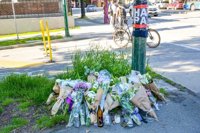 カキウチさんの友人や同僚らが事件現場に花を手向けた。2024年6月6日、バンクーバー市。Photo by Japan Canada Today