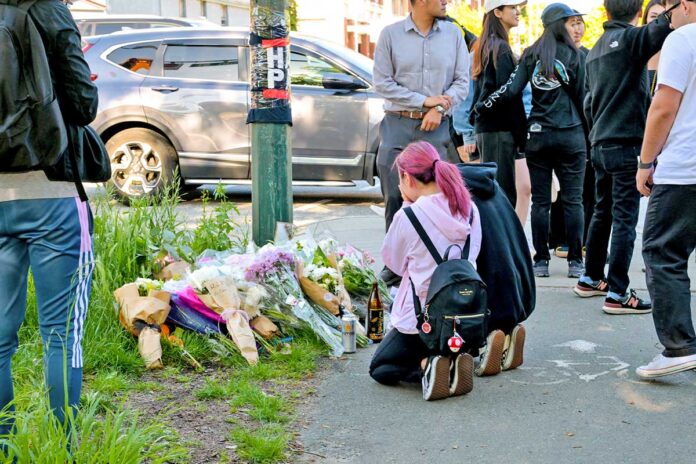 垣内さんの友人や同僚らが事件現場に集まり哀悼した。2024年6月6日、バンクーバー市。Photo by Japan Canada Today