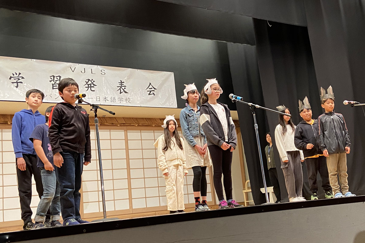 小学5年生による演劇「あらしのよるに」。2024年5月25日、バンクーバー日本語学校。撮影　宗圓由佳/日加トゥデイ