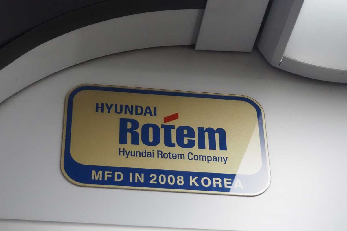 カナダラインに使っている電車の車内の壁にある現代ロテム製なのを示す銘板（２０２３年１２月２３日、ＢＣ州で大塚圭一郎撮影）