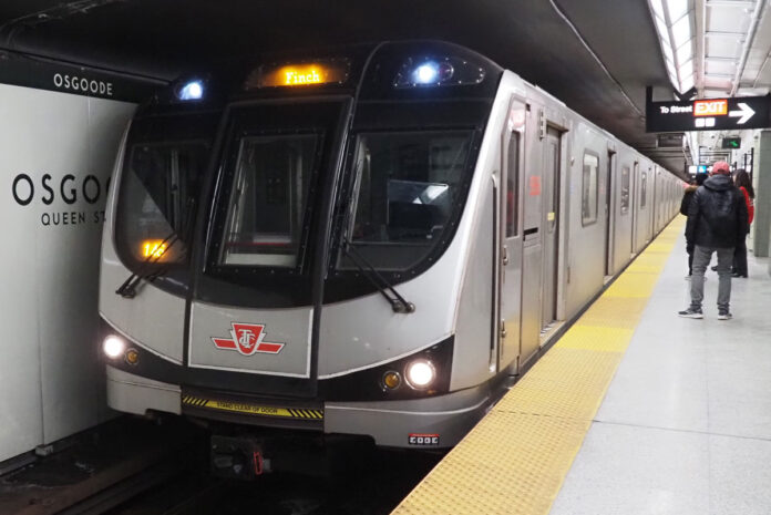 カナダ・トロント交通局の地下鉄１号線を走る通称「トロントロケット」（２０２４年２月、トロントで大塚圭一郎撮影）