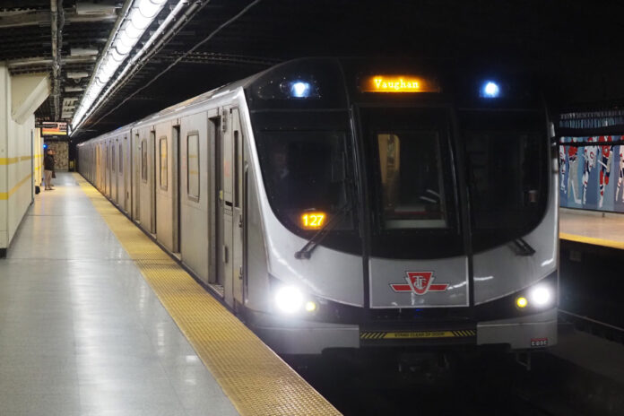 カナダ・オンタリオ州トロントの中心部を走るトロント交通局（ＴＴＣ）地下鉄１号線の電車「トロントロケット」（２０２４年２月２１日、大塚圭一郎撮影）