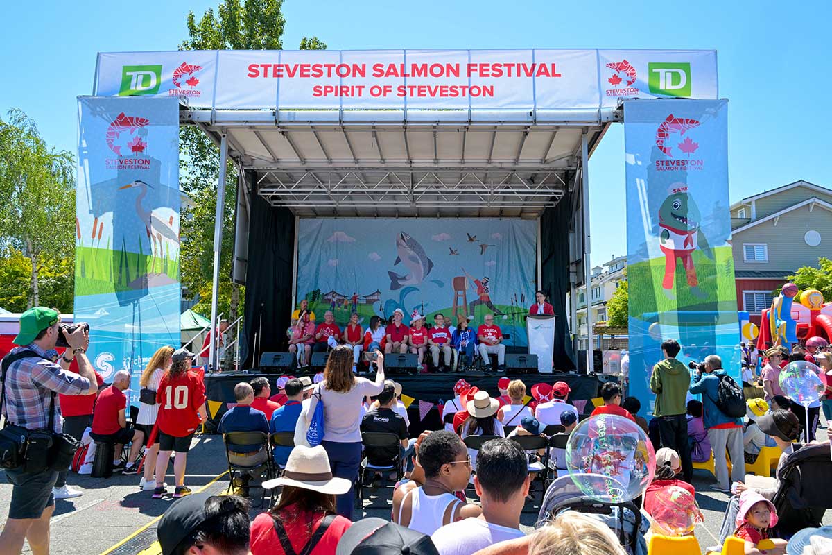 サーモンフェスティバル・中央ステージで開会式。2024年7月1日、リッチモンド市。Photo by Koichi Saito/Japan Canada Today