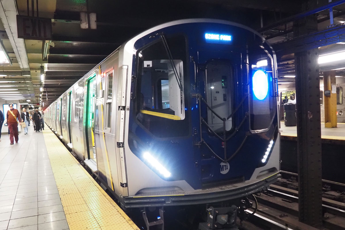 アメリカ・ニューヨーク地下鉄の「Ｒ２１１」（２０２４年５月、ニューヨークで大塚圭一郎撮影）