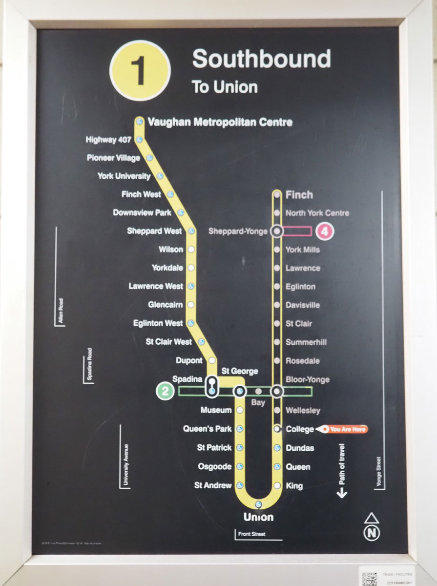 ＴＴＣ地下鉄１号線の路線図（２０２４年２月２１日、トロント中心部で大塚圭一郎撮影）