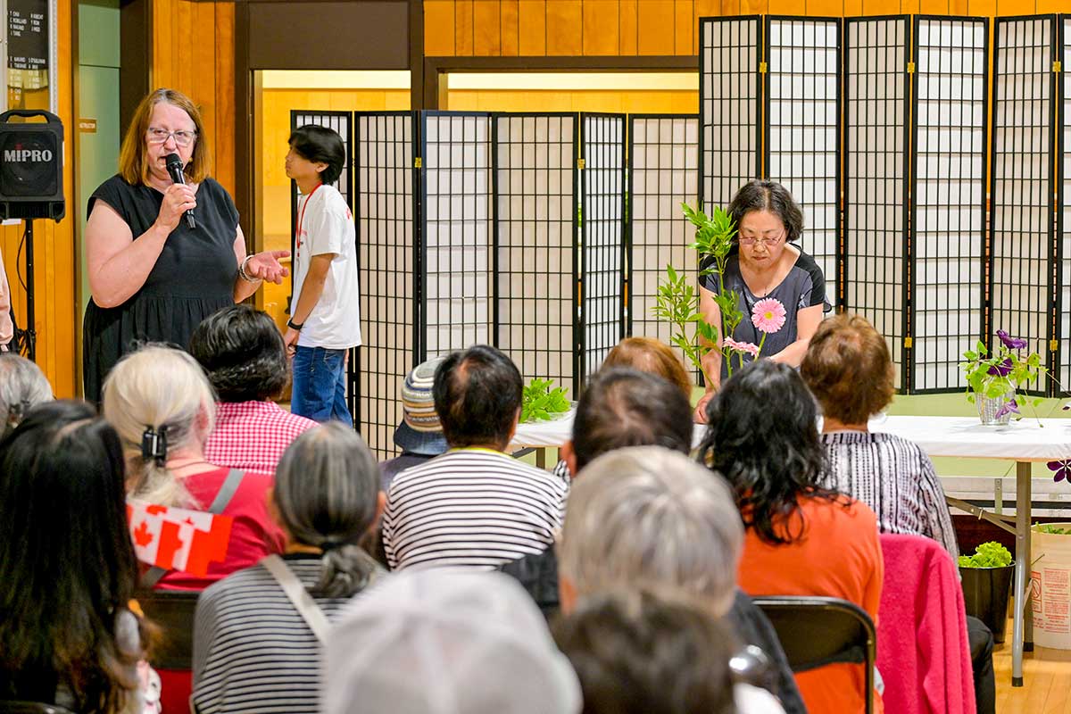 スティーブストン日系文化センターでは生け花のデモンストレーションが行われた。2024年7月1日、リッチモンド市。Photo by Koichi Saito/Japan Canada Today