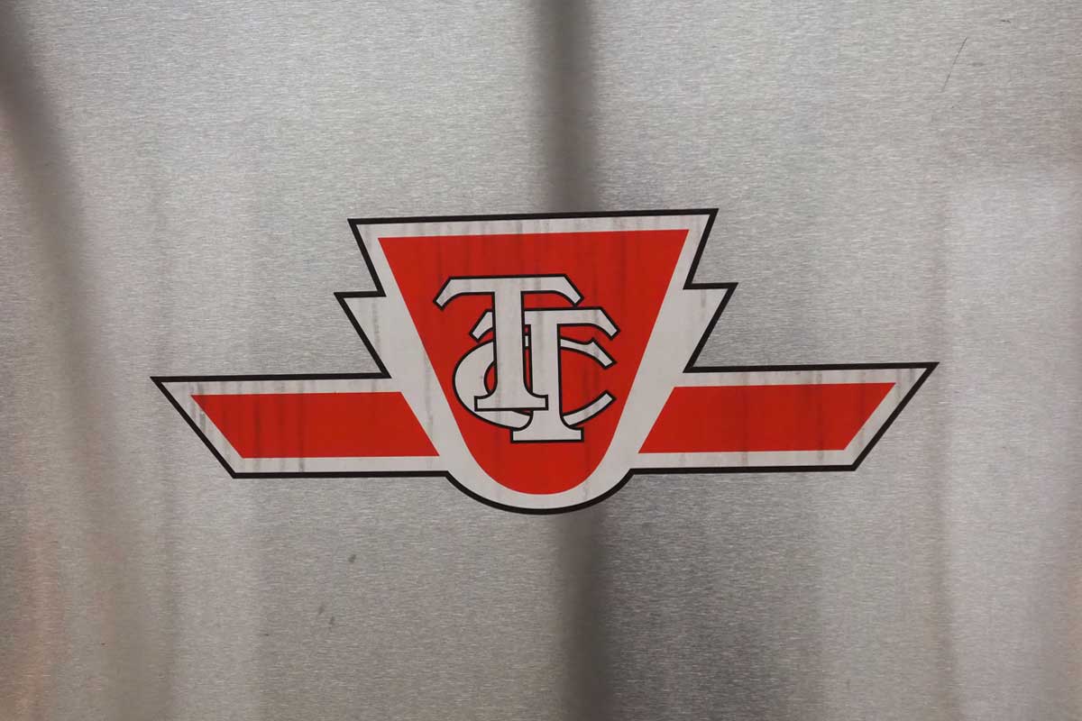 トロントロケットの壁面に貼られたトロント交通局のロゴ（２０２４年２月、トロントで大塚圭一郎撮影）