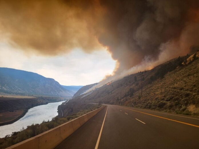 山火事が迫るHighway 1。Photo from X post / BC Wildfire Service