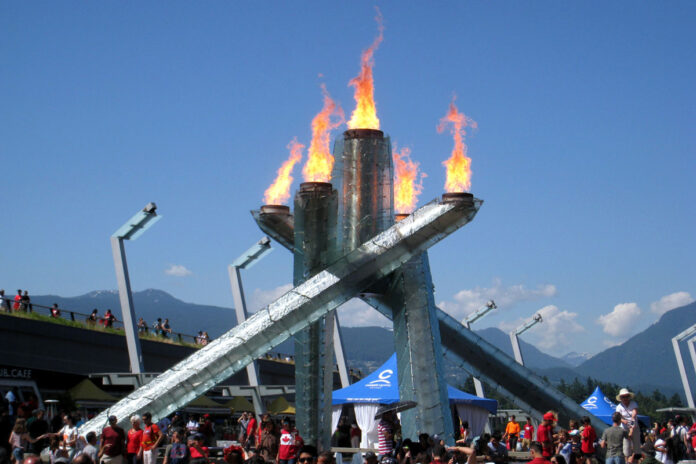 カナダ建国150周年のカナダデーに点火されたバンクーバー五輪聖火台。2017年7月1日。Photo by Japan Canada Today