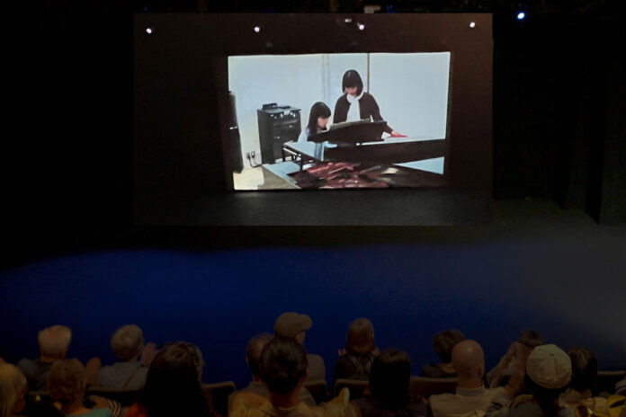 映画の一場面と上映会の様子。2024年8月4日、バンクーバー市。Photo by Koichi Saito/ Japan Canada Today