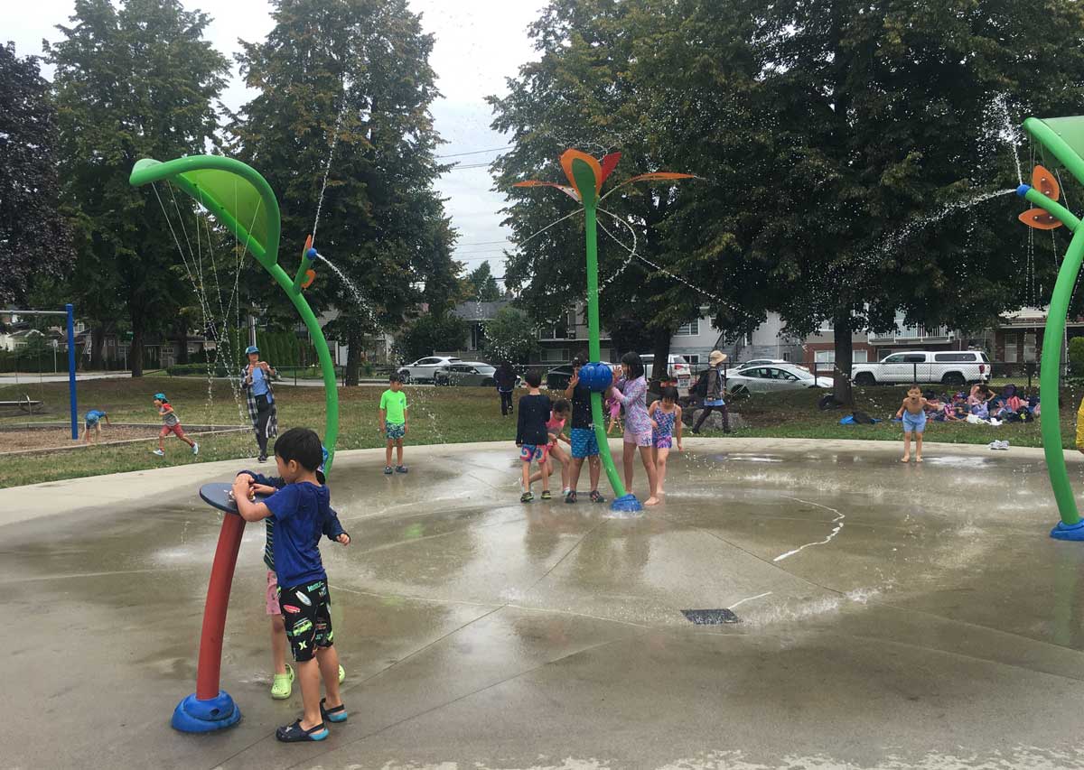 公園での水遊び。グラッドストーン日本語学園