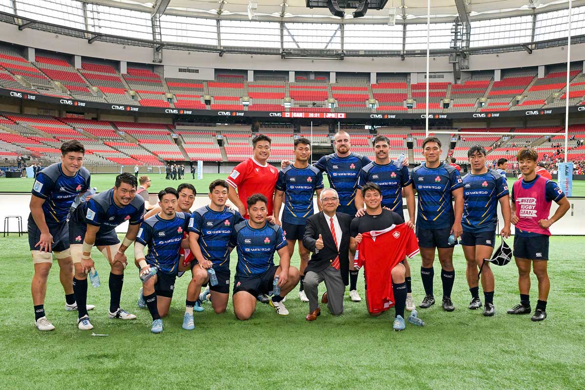 在カナダ日本大使館・山野内勘二大使（前列右から2番目）もオタワから観戦に駆け付けた。試合後に日本代表と。2024年8月25日、BCプレース。Photo by Koichi Saito/Japan Canada Today