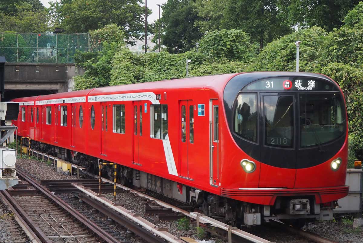 東京メトロ丸ノ内線の電車２０００系（２０２４年８月２１日、東京都新宿区で大塚圭一郎撮影）