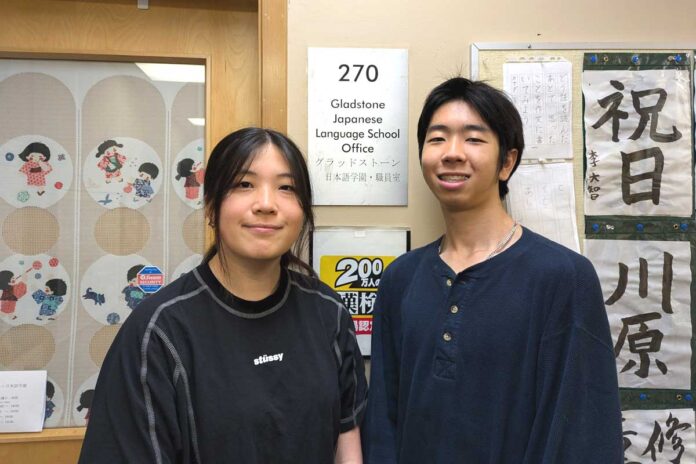 馬庭さん（左）とチャンさん。グラッドストーン日本語学園で。2024年6月22日。写真　日加トゥデイ