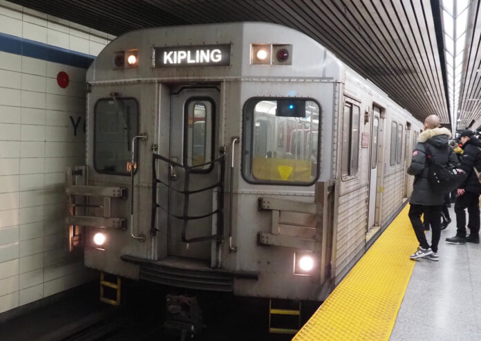 トロント交通局（ＴＴＣ）地下鉄２号線の駅に停車中のＴ―１（２０２４年２月２０日、トロントで大塚圭一郎撮影）