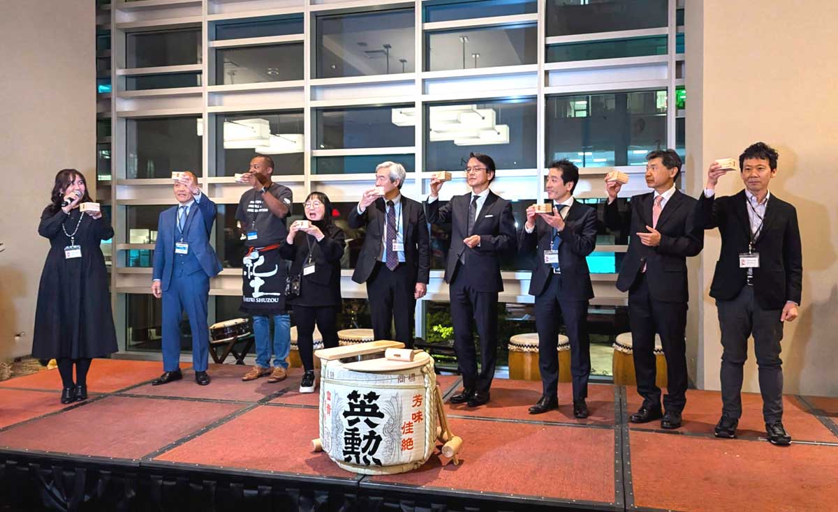 関係者による鏡開きのあと乾杯でSake Fest ‘24がスタート。乾杯の音頭を取ったのは日系文化センター・博物館ケーラ・ゴシンモン事務局長（左端）。丸山総領事（右から4番目）、ジェトロトロント幡野事務所長（右から3番目）、SABC小西代表（左から2番目）も乾杯。2024年10月23日、バンクーバー市。撮影　三島直美／日加トゥデイ