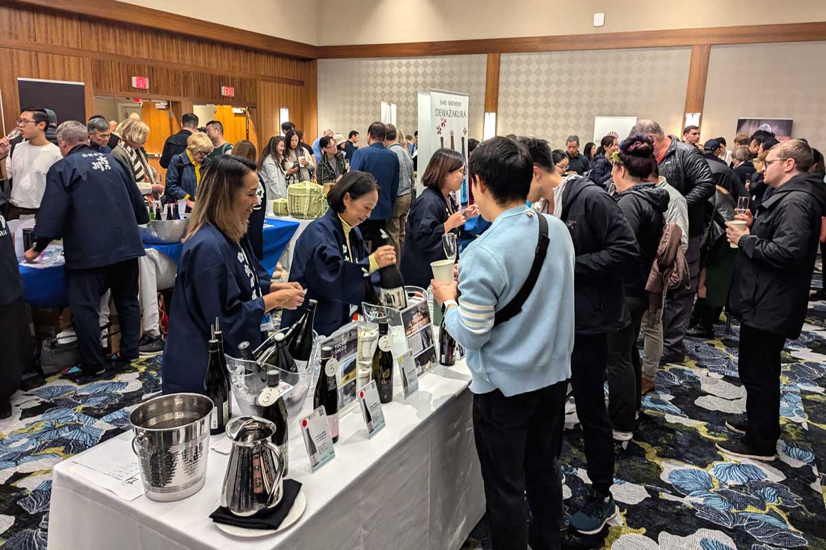 会場には好みの日本酒を求めて多くの人がブースに。2024年10月23日、バンクーバー市。撮影　三島直美／日加トゥデイ