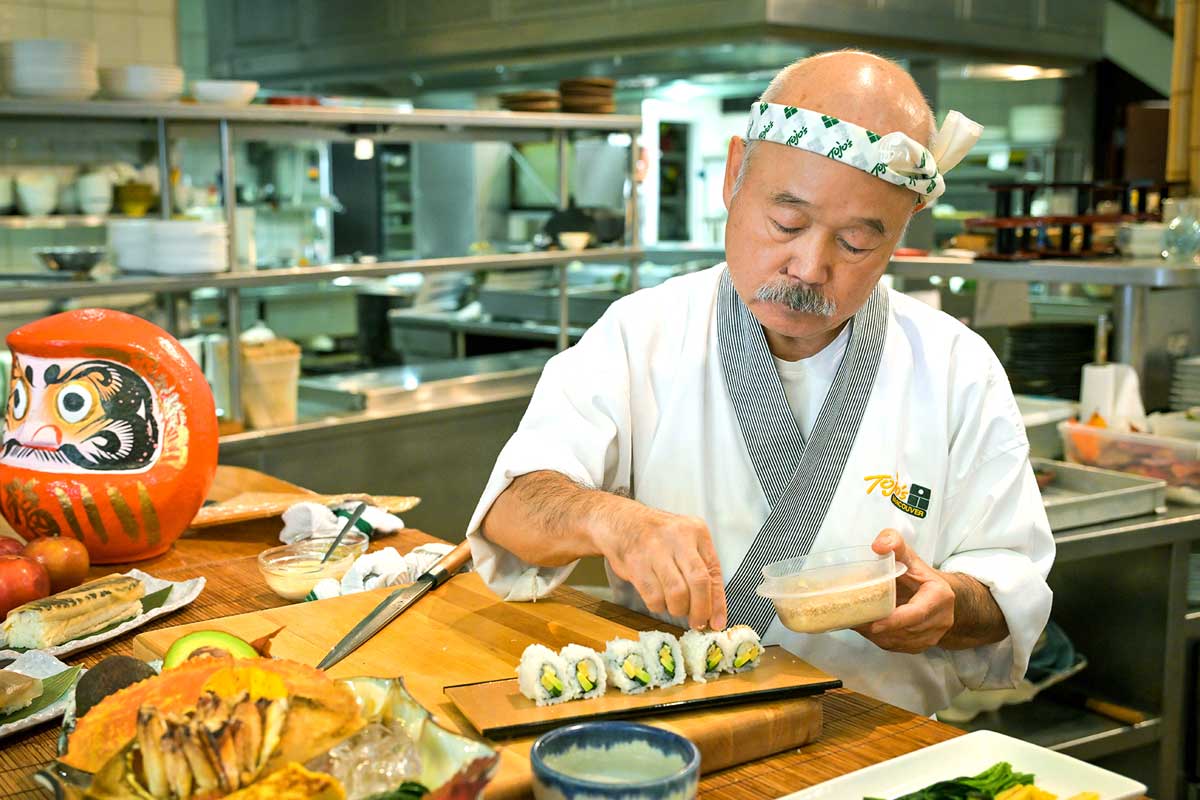 いまでもTojo'sで提供されている考案当時の「東條巻き」、この日は東條さん自身が目の前で。2024年9月27日、バンクーバー市。撮影　斉藤光一／日加トゥデイ