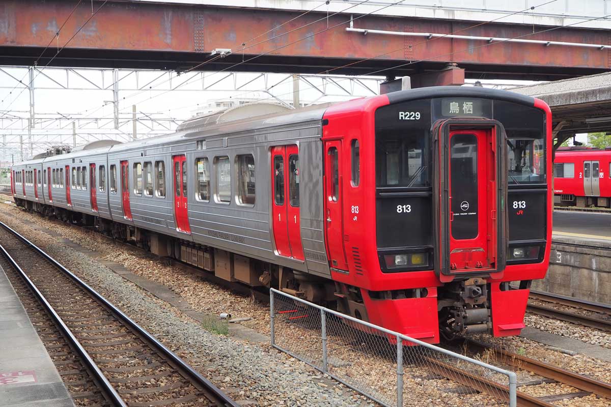 扉が赤いＪＲ九州の鹿児島線で使われている８１３系（２０１９年５月３０日、佐賀県鳥栖市で大塚圭一郎撮影）