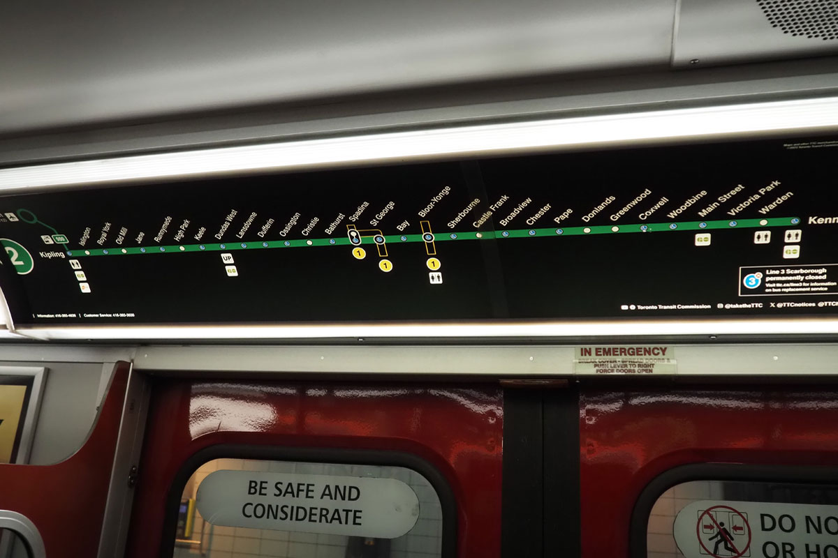 Ｔ―１の車内に貼られたＴＴＣ地下鉄２号線の路線図（２０２４年２月２０日、トロントで大塚圭一郎撮影）