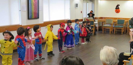 日系ホームでのハロウィン発表会。写真　グラッドストーン日本語学園