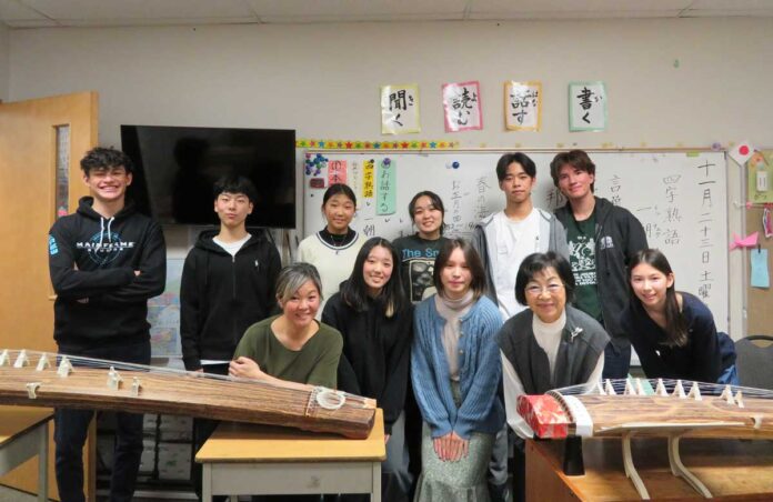 お琴を学ぶ高等科上級生徒。写真　グラッドストーン日本語学園