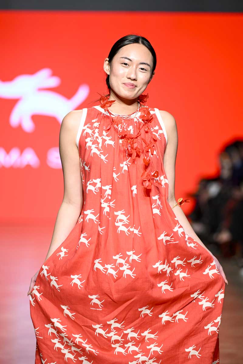 「HAYAMA SUNDAY」ブランドマーク、ラブラドールのSUNDAY（サンデー）がかわいい。2024年10月26日、バンクーバー市。Photo courtesy of Vancouver Fashion Week