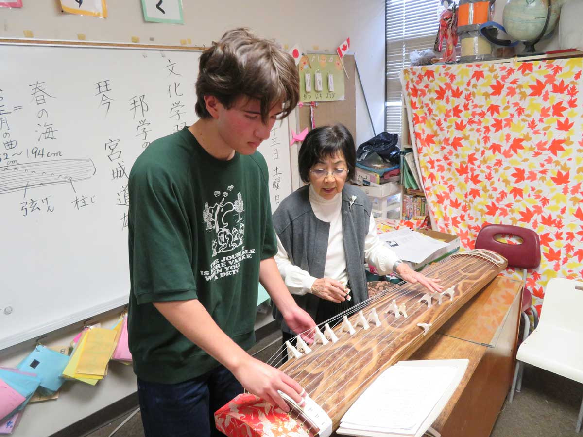 「さくら」の曲にチャレンジ。写真　グラッドストーン日本語学園