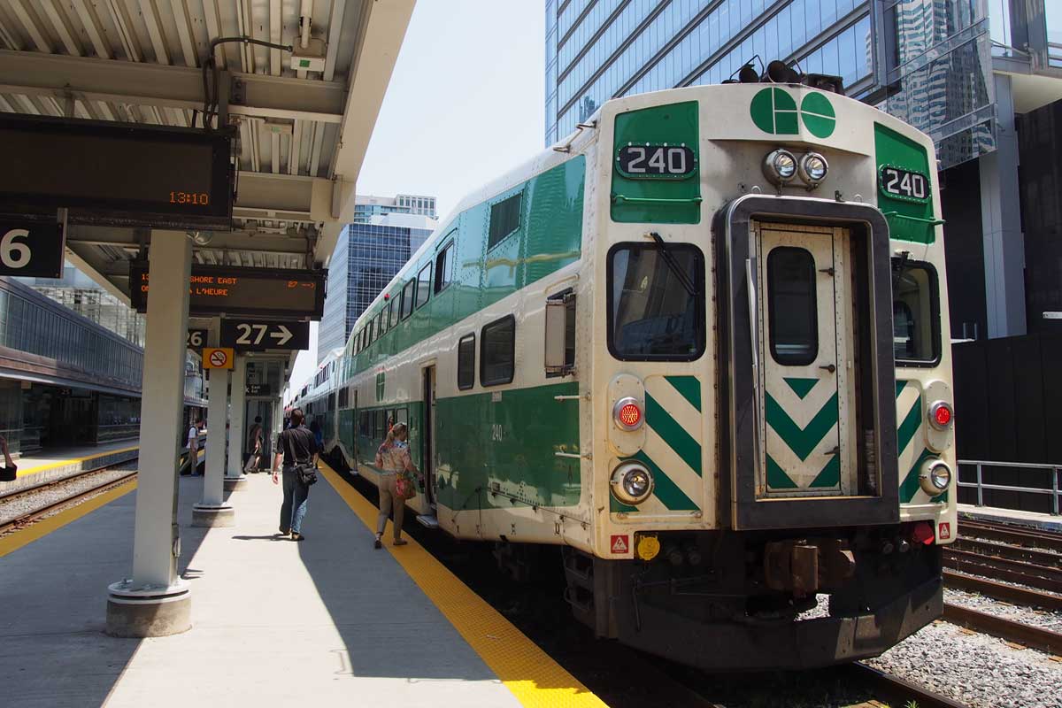 カナダのトロント・ユニオン駅でＧＯトランジットの列車に利用者が乗り降りする様子（２０１４年７月、大塚圭一郎撮影）