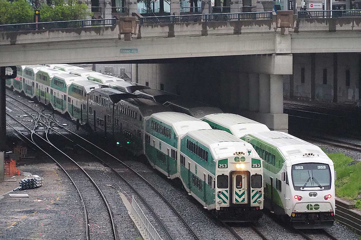 カナダ・トロントでＧＯトランジットの列車同士がすれ違う様子（２０１８年５月、大塚圭一郎撮影）