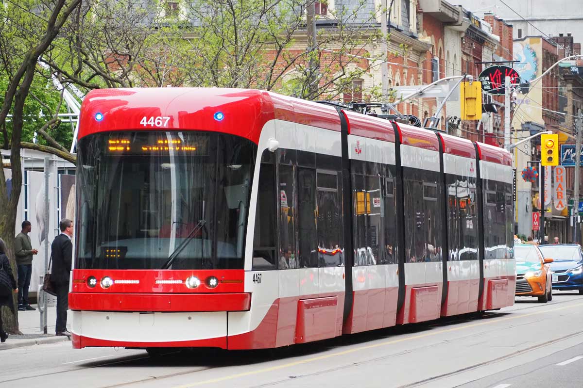 現在走っているＴＴＣの路面電車の車両。オタワの次世代型路面電車（ＬＲＴ）車両とよく似ている（２０１８年５月、カナダ東部オンタリオ州トロントで大塚圭一郎撮影）