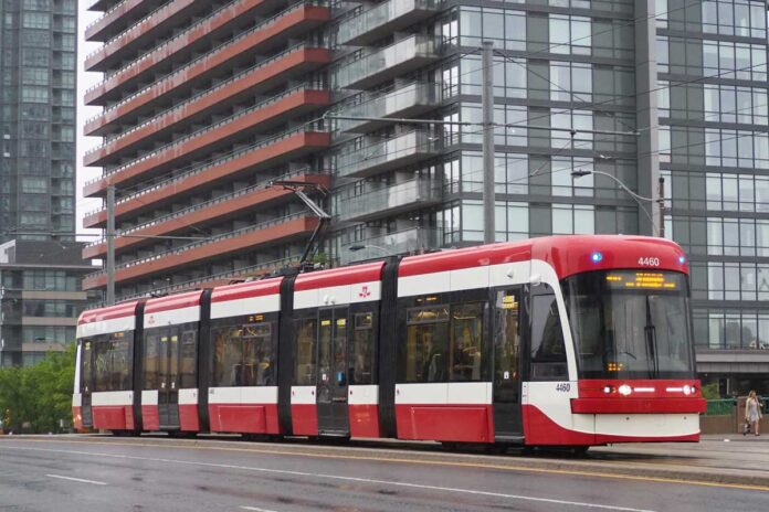 走行中のトロント交通局（ＴＴＣ）の路面電車（２０１８年５月、カナダ東部オンタリオ州トロントで大塚圭一郎撮影）