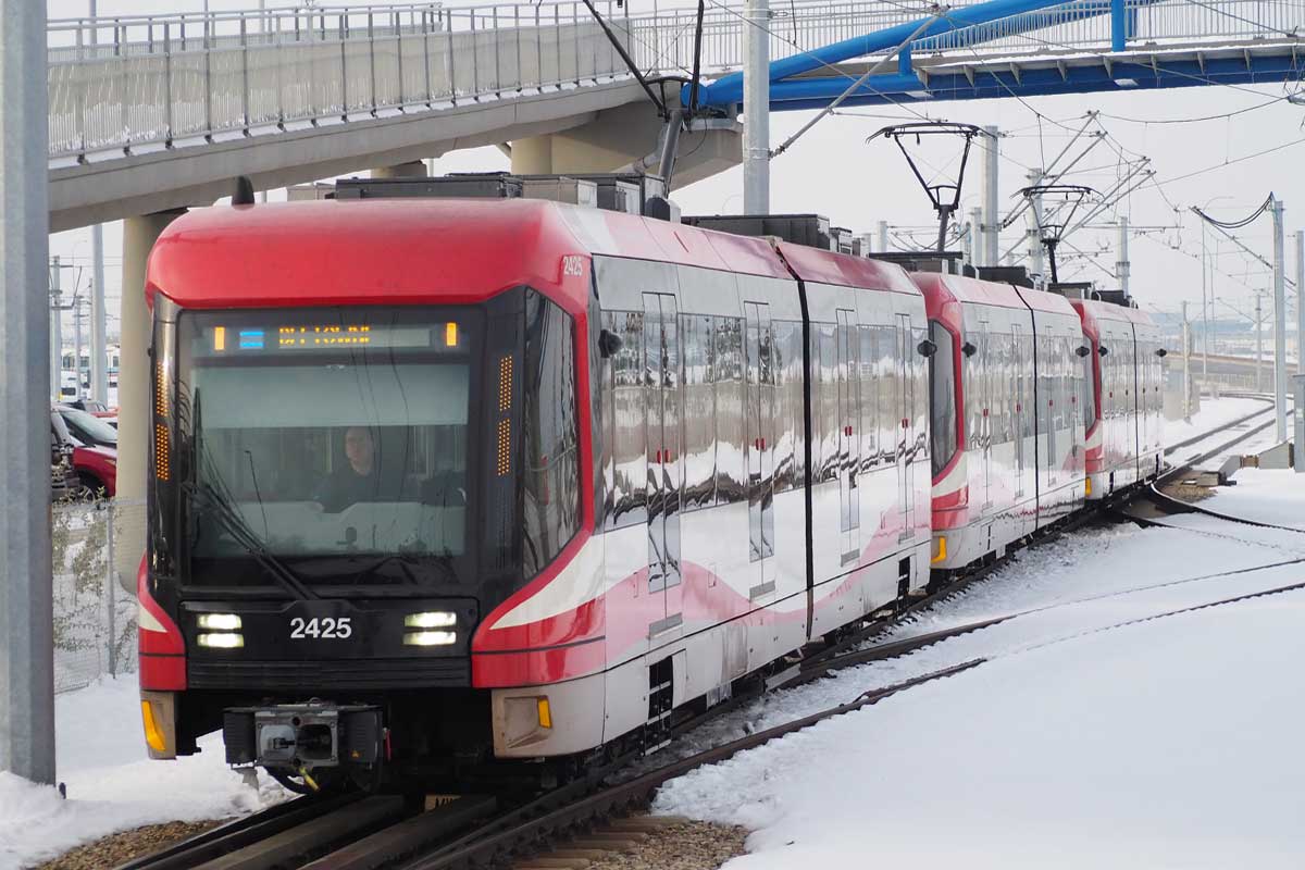 カナダ西部アルバータ州カルガリーを走る次世代型路面電車（ＬＲＴ）（２０１８年１０月、大塚圭一郎撮影）