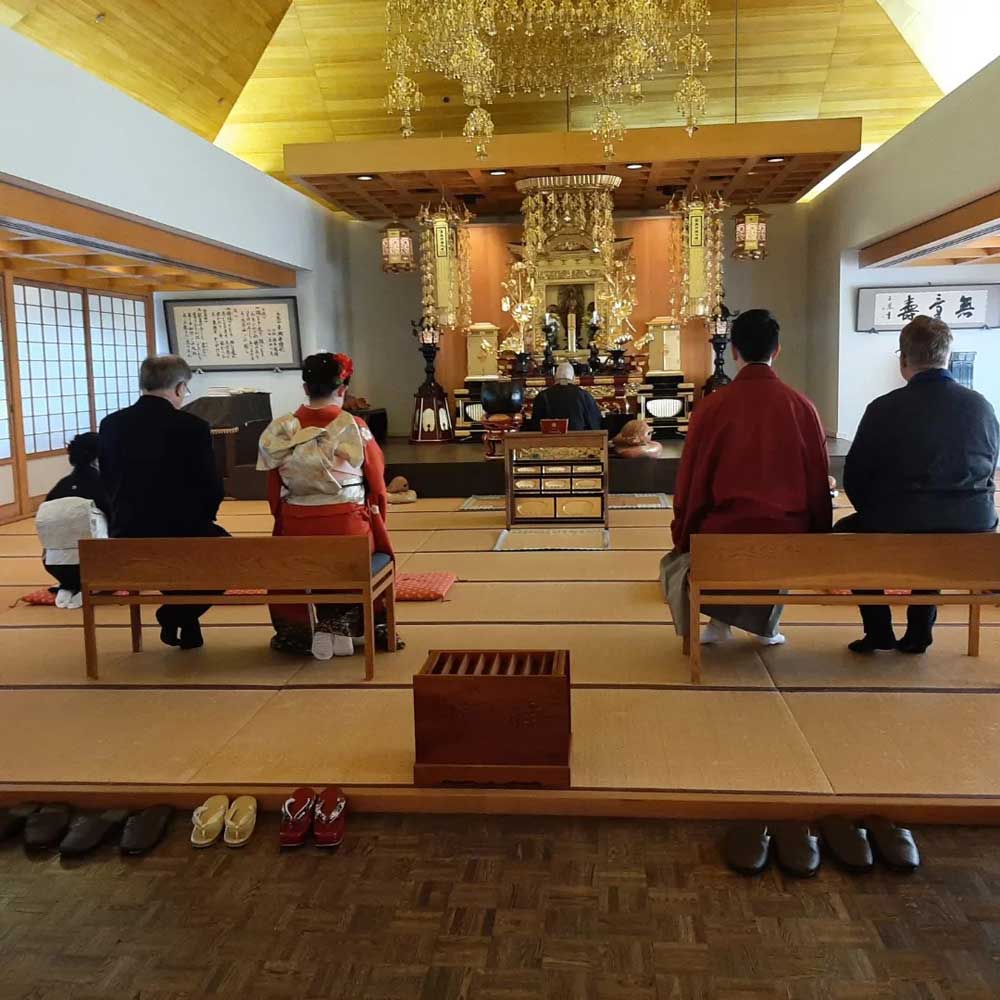 「東漸寺の本堂にて、成人のお祝い、厄除け法要が行われた。2025年1月19日」コナともこ