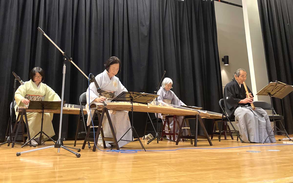 新年会で披露された尺八（山本篁風さん）と箏（成谷百合子さん、キャッツ幸子さん、高橋有紀子さん）の演奏。伝統的な音色が会場に響き渡った。2025年1月18日、バーナビー市。Photo by Japan Canada Today