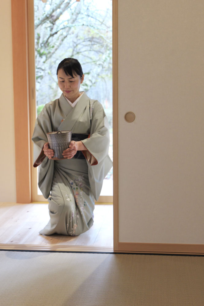 ビクトリア裏千家淡交会の池田彩子氏がお茶を点てる風景