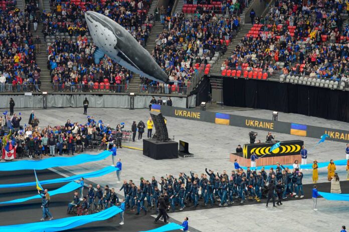 空中に浮かぶクジラの下を選手入場。Photo from Invictus Game 2025 website